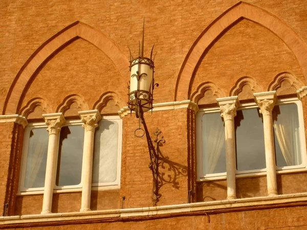 Siena Italy December 2019 건물의 전면에 창문들 요소들이 아름다운 가로등 — 스톡 사진