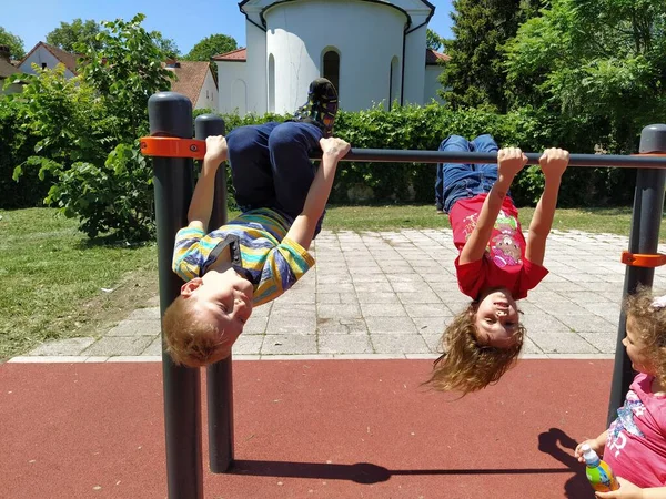 Sremska Mitrovica Szerbia 2020 Május Gyerekek Játszótéren Játszanak Sportolnak Egy — Stock Fotó