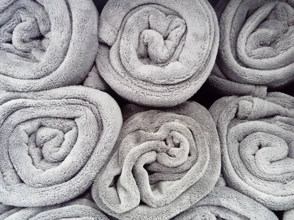 Γκρι Κουβέρτες Τυλιγμένες Και Ξαπλωμένες Ένα Ράφι Ένα Κατάστημα Σκανδιναβικός — Φωτογραφία Αρχείου