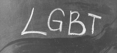 LGBT, LGBT 'nin kısaltması. Özgür aşkın sembolü. Okul tahtasına beyaz tebeşirle elle yazılmış mektuplar. Siyah ve beyaz tek renkli görüntü