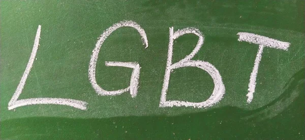 Skrót Lgbt Napisany Białą Kredą Tablicy Zielonej Szkoły Różnorodność Seksualności — Zdjęcie stockowe