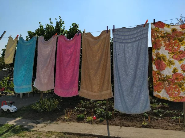 Sremska Mitrovica Sırbistan Temmuz 2020 Havlular Giysiler Iple Kurudu Hanımı — Stok fotoğraf