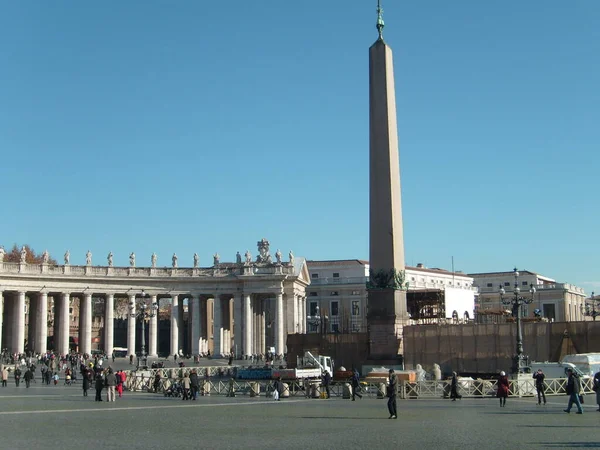 Vatikán, Róma, Olaszország, 2007. december 10., Toszkán félkör alakú oszlopokat rendel a Szent Péter térre. Egyiptomi obeliszk Heliopolisból, Caligula császár hozta Rómába. — Stock Fotó