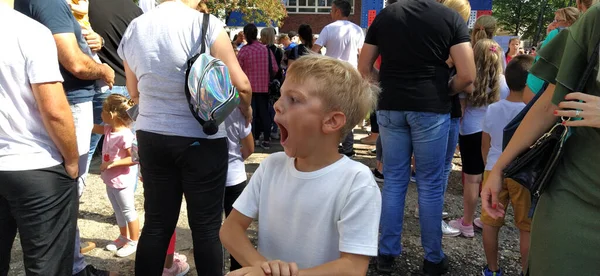 Sremska Mitrovica Serbien September 2020 Ein Junge Mit Blonden Haaren — Stockfoto