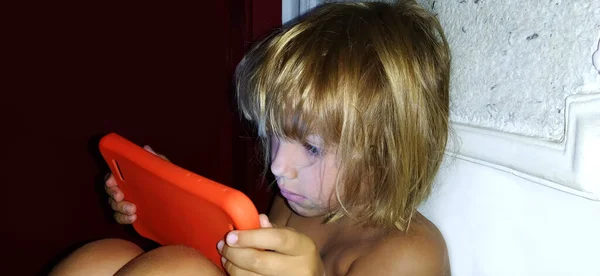 Linda Niña Juega Con Una Tableta Niño Años Edad Con —  Fotos de Stock