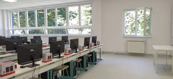 教室的内部有计算机 新学校的教室 白色的墙壁 大窗户和新的教室家具 没有人 复制空间 教育和高技术概念 — 图库照片