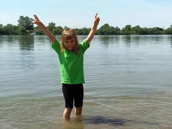 Mädchen Alter Von Jahren Spielen Mit Wasser Fluss Das Kind — Stockfoto