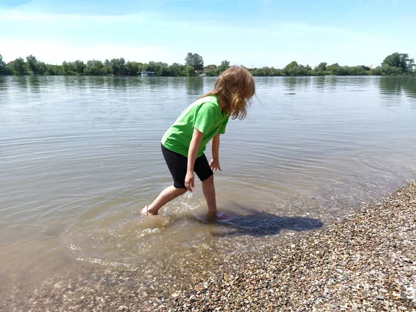 Ein Jähriges Mädchen Spielt Auf Dem Fluss Das Kind Trägt — Stockfoto