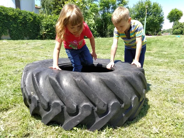 Los Niños Juegan Recogen Neumático Piezas Coche Accesorios Juego Niños — Foto de Stock