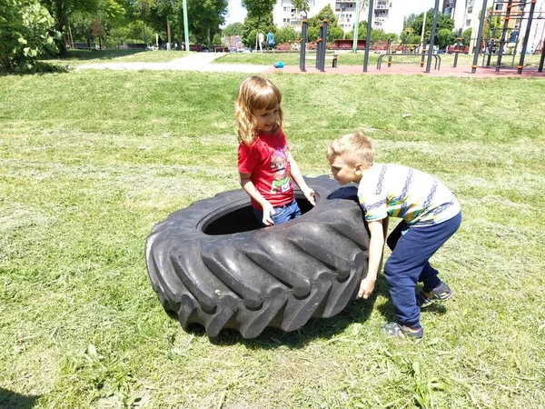 Los Niños Juegan Recogen Neumático Piezas Coche Accesorios Juego Niños — Foto de Stock