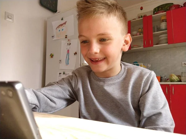 Σρέμσκα Μιτρόβιτσα Σερβία Μαΐου 2020 Ξανθό Αγόρι Φορητό Υπολογιστή Παιδί — Φωτογραφία Αρχείου