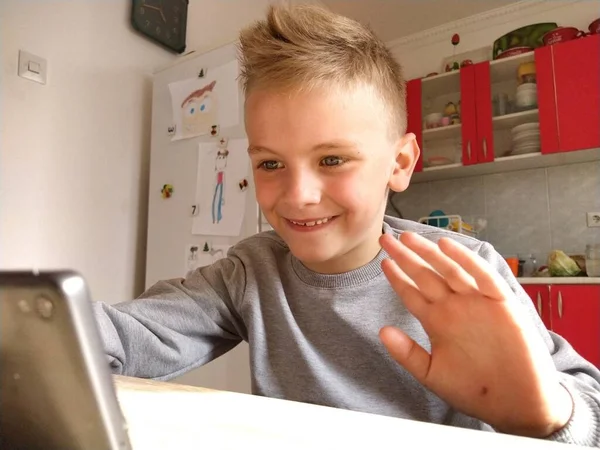 Sremska Mitrovica Serbia 2020 Blond Boy Laptop 아이가 모니터를 흔들며 — 스톡 사진