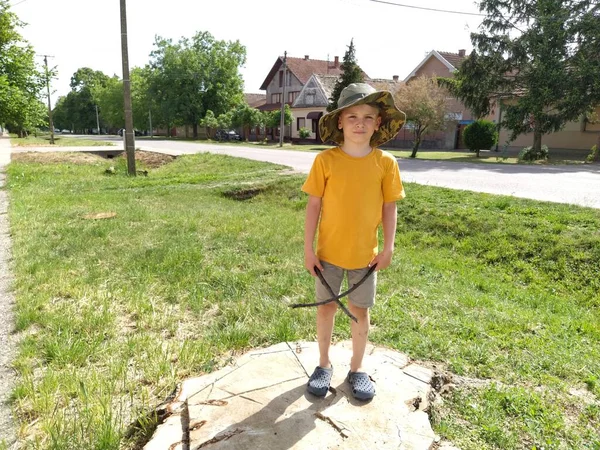 Niño Con Una Camiseta Amarilla Sombrero Caza Encuentra Tocón Ancho —  Fotos de Stock