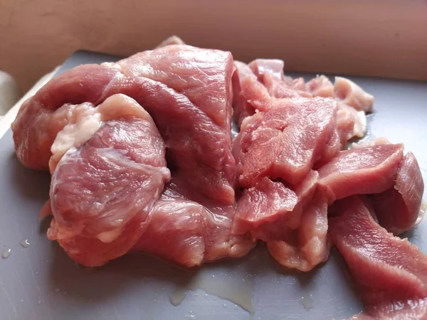 Pedaço Grande Suculento Carne Porco Uma Superfície Cinza Carne Descongelada — Fotografia de Stock