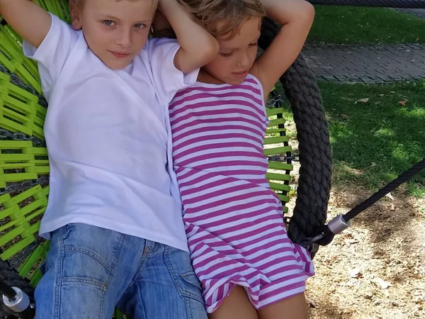 Kinder Schaukeln Auf Einer Spinnennetzschaukel Junge Und Mädchen Bruder Und — Stockfoto