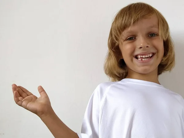 Uma Menina Bonito Anos Com Cabelo Loiro Expressa Alegria Emocional — Fotografia de Stock