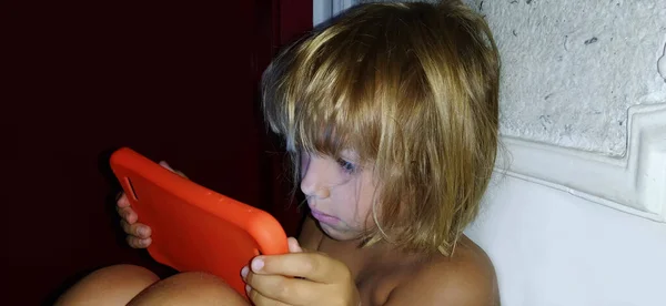 Petit Enfant Regardant Une Tablette Électronique — Photo