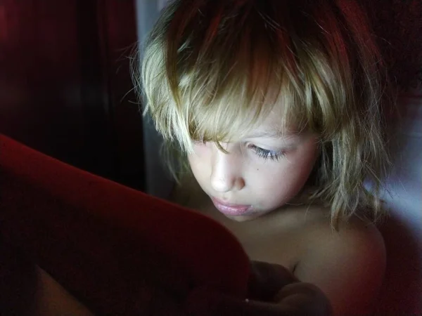Aranyos Kislány Játszik Egy Táblagéppel Egy Éves Mosolygó Arcú Szőke — Stock Fotó