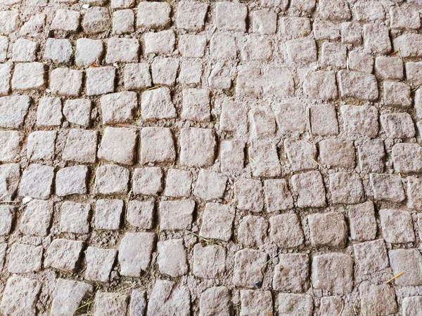 Pavimento Pavimentado Con Piedras Naturales Desiguales Entre Adoquines Triturados Hay — Foto de Stock