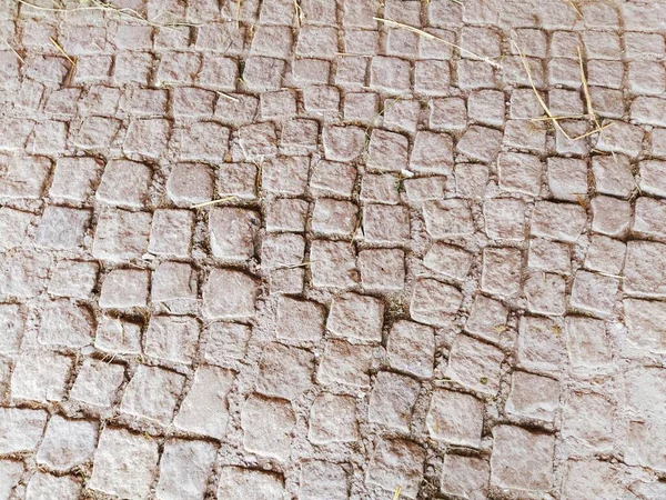 Pavimento Pavimentado Con Piedras Naturales Desiguales Entre Adoquines Triturados Hay —  Fotos de Stock