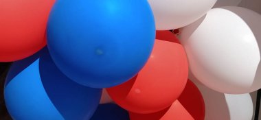 Balonlar. Parlak mavi, kırmızı, beyaz helyum lateks balonları. Bir grup balon bir çocuk partisini dekore etmek için, doğum günü, yeni bir dükkan açmak için. İç ve dış dekorasyon