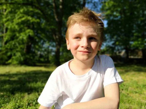 Roztomilý Chlapec Usmívá Dívá Stranou Dítě Oblečené Bílém Tričku Modrých — Stock fotografie