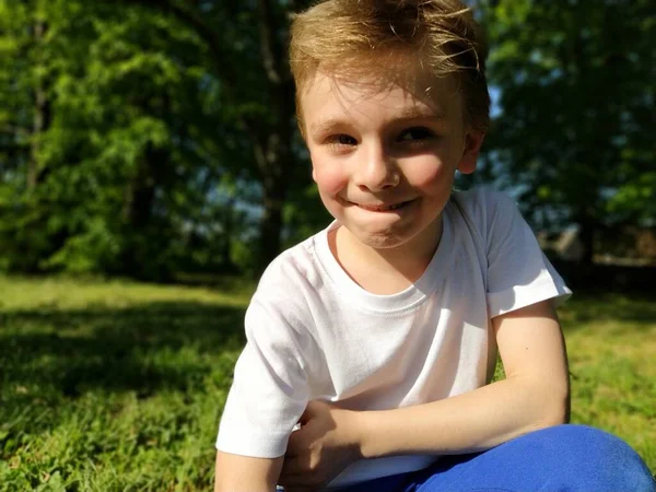 Jeune Garçon Mignon Souriant Regarde Vers Côté Enfant Est Vêtu — Photo