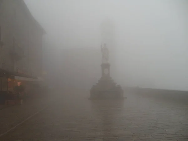 サンマリノの霧だ 視認性は低い サンマリノ歴史的中心部中央広場 — ストック写真