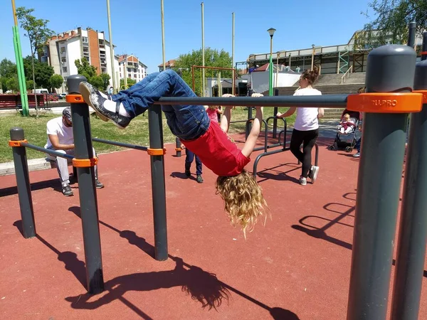 Sremska Mitrovica Serbia Mayo 2020 Los Niños Juegan Hacen Deportes —  Fotos de Stock