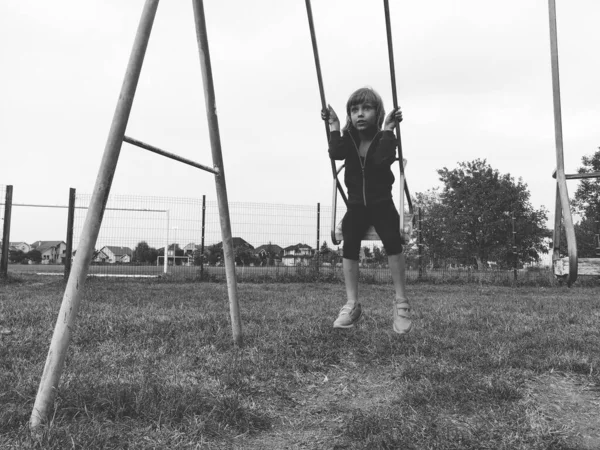 Uma Menina Anos Balançando Balanço Contra Fundo Campo Futebol Imagem — Fotografia de Stock