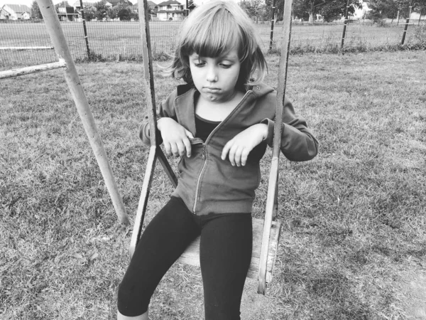 Mädchen Auf Einer Schaukel Schwarzweiß Monochrome Retro Fotografie Ein Kind — Stockfoto