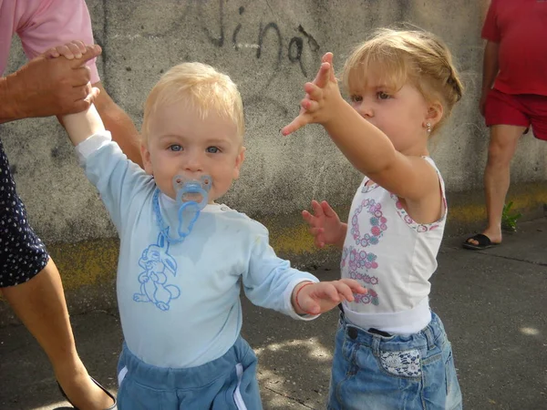 Сремська Митровиця Сербія Липня 2019 Діти Ходять Супроводі Дорослих Хлопчик — стокове фото