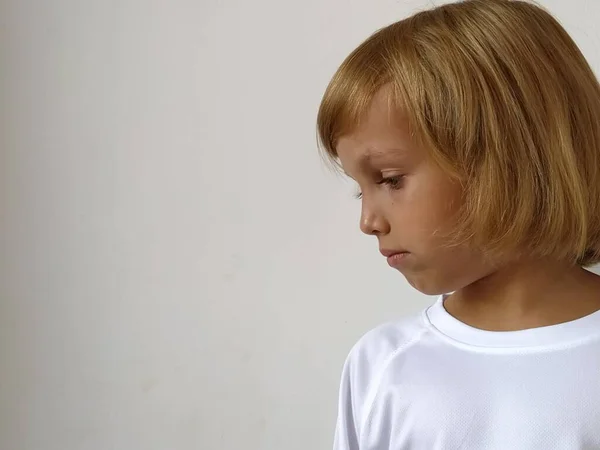 Menina Fundo Branco Criança Olha Para Baixo Para Lado Local — Fotografia de Stock