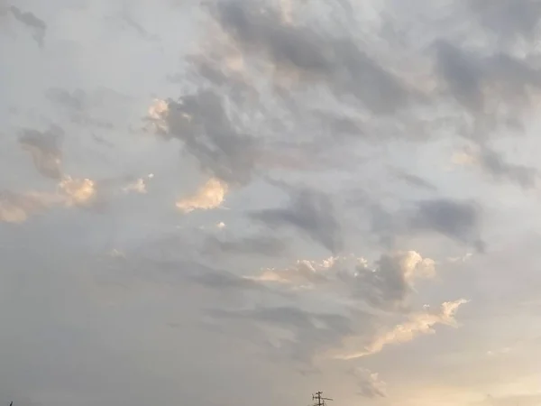 Prachtige Dramatische Zonsondergang Lucht Werd Geel Donkergrijze Wolken Wolken Verlicht — Stockfoto