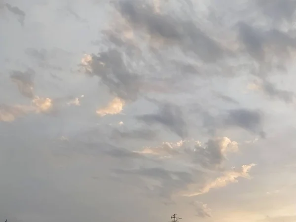 Beau Coucher Soleil Spectaculaire Ciel Est Devenu Jaune Nuages Gris — Photo