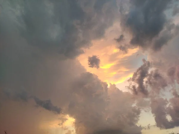 Dramatische Mooie Stormwolken Bij Zonsondergang Cumulus Wolken Verlicht Oranje Roze — Stockfoto