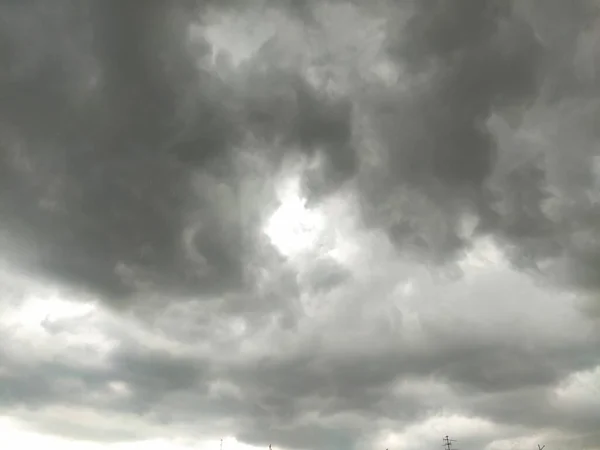 Donkere Wolken Boven Daken Van Huizen Grijze Ronde Wolken Met — Stockfoto