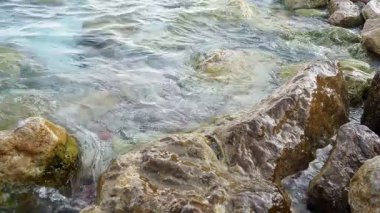 Kendini Sutomore 'un dingin güzelliğine, berrak suların engebeli taşlarla buluştuğu yere bırak. Karadağ 'daki sakin atmosfer ve çarpıcı Akdeniz manzarasının tadını çıkarın