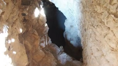 Karadağ 'ın Stari Bar kentindeki tuğla kale veya kalenin duvarlarındaki yeraltı mezarlarına, zindana veya gizli tünellere giriş ve çıkışlar. Turizm ve tarihi mimari miras. Dar Mağara.