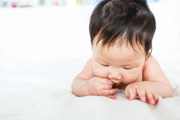 Asiatisch Baby Mädchen Mit Hand Mund — Stockfoto