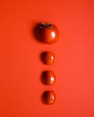 kiraz domates kırmızı zemin üzerine