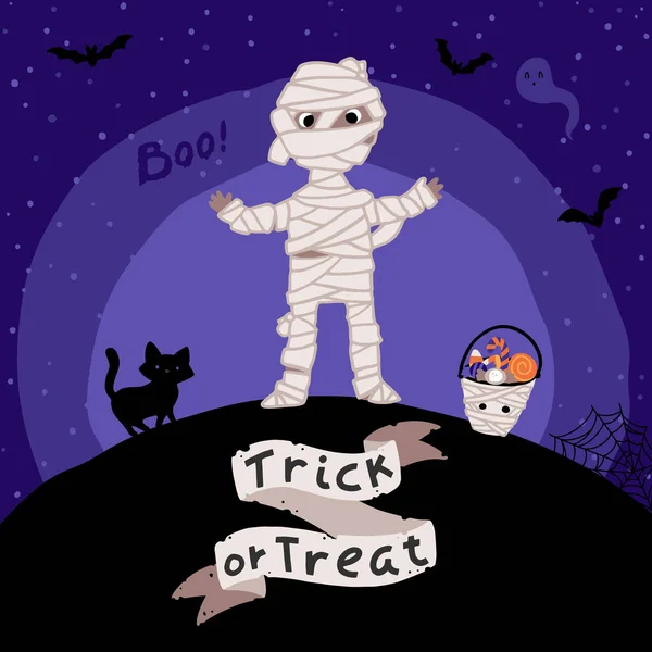 Halloween bal przebierańców. Dzieciak w kostiumie mumii, czarny kot z wiadrem słodyczy. Tło nocnego nieba. Cute dziecinna ilustracja w kreskówki ręcznie rysowane stylu. Sztuczka literowa lub psikus. — Wektor stockowy