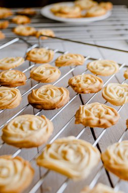 Metal bir ızgara üzerinde Danimarka kurabiyeleri