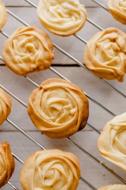 Metal bir ızgara üzerinde Danimarka kurabiyeleri