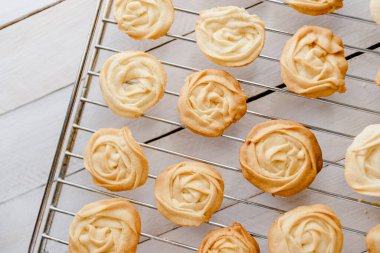 Metal bir ızgara üzerinde Danimarka kurabiyeleri