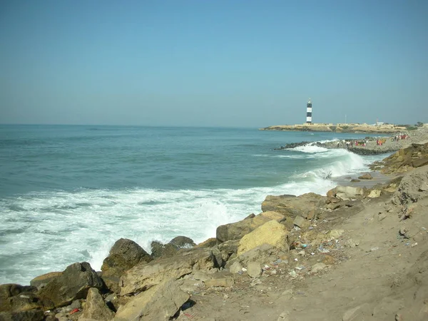 Uzak Bir Alanda Güneşli Deniz Kıyı Şeridi Manzara — Stok fotoğraf