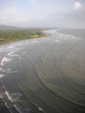 Nehir ya da okyanus kıyısında.