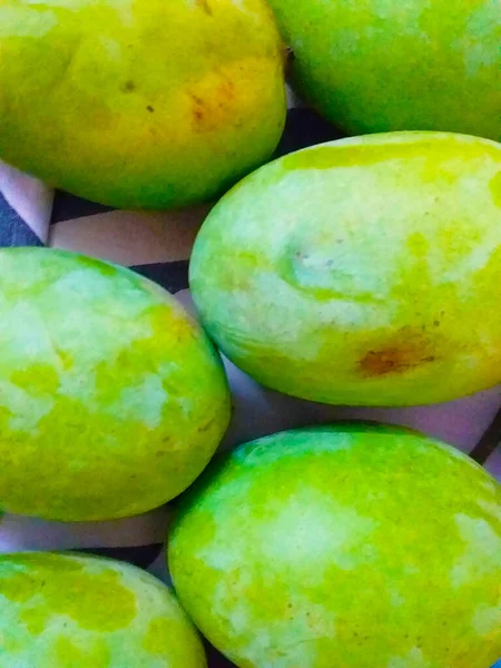 Rohe Und Frische Grüne Mangos — Stockfoto