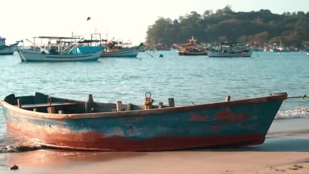 Barcos Pesca Las Olas Playa — Vídeo de stock