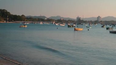 Deniz teknelerinde gün batımı